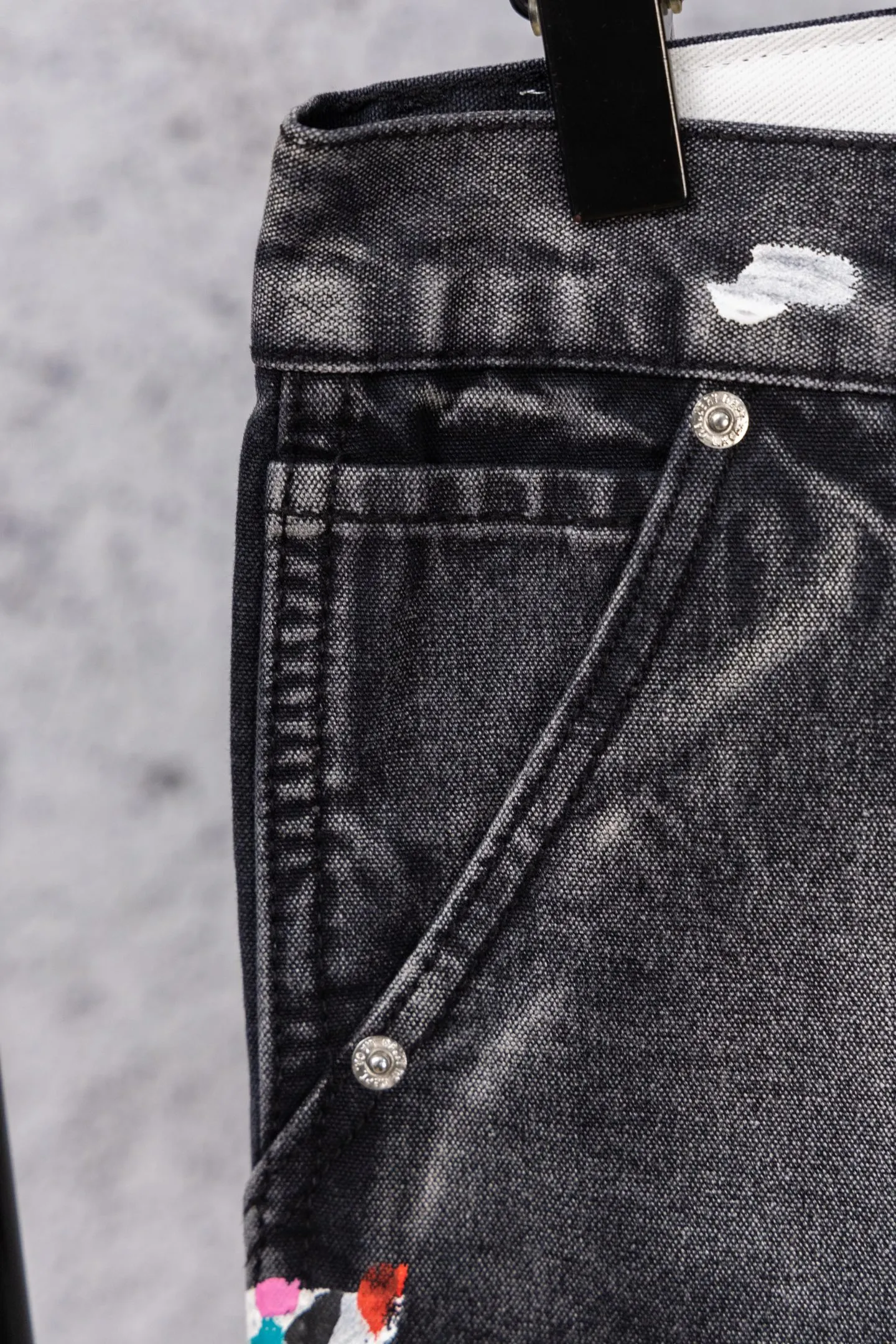 💰260 GALLERY DEPT.25ss new street gradient splash-ink graffiti jeans Gallery Dept. was born in the soil of Los Angeles street culture. With the core concept of "art is daily life", it deeply integrates traditional denim craftsmanship with modern graffiti art. The brand transforms old denim, Vintage T-shirts and other items by hand, giving them personalized elements such as wear, splashing, splicing, etc. Each piece is hand-finished by craftsmen and has both artistic collection value and practical function. In 2021, the joint capsule series with French veteran Lanvin and the cooperation with Chrome Hearts have attracted the attention of the fashion industry, confirming its transformation from an independent studio to an international trend symbol. Gallery Dept. targets the global fashion pioneer group aged 18-35 and positions itself as a "high street art trendy brand". Its core competitiveness lies in: • Cultural symbol output: Through endorsements from stars such as Virgil Abloh, Jennie, and Justin Bieber, it strengthens the brand's benchmark status in the hip-hop and fashion circles. Size: 28-36 Color: gray black
